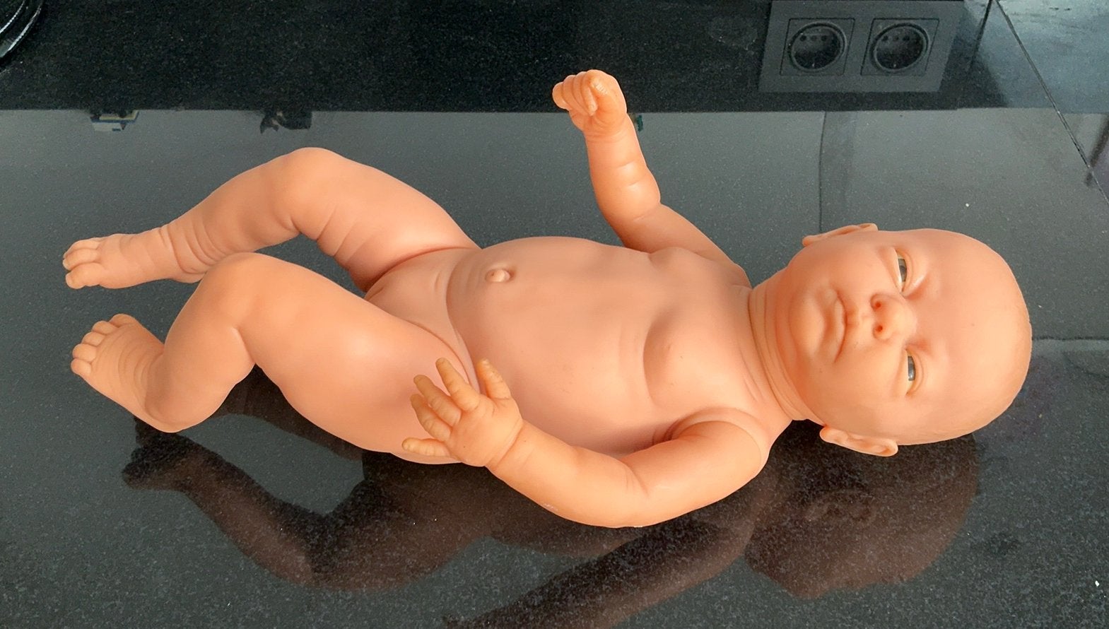 Levensechte babypop van The Doll Factory. meisje, van 52 cm, Verzamelen, Ophalen of Verzenden, Pop