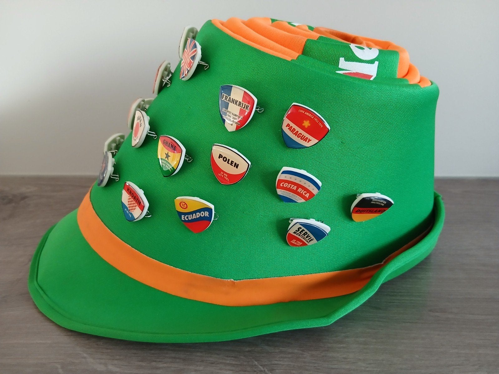 Voetbal wedstrijden Nederlands elftal speldjes,Heineken hoed, Ophalen of Verzenden, Gebruikt, Sport, Speldje of Pin