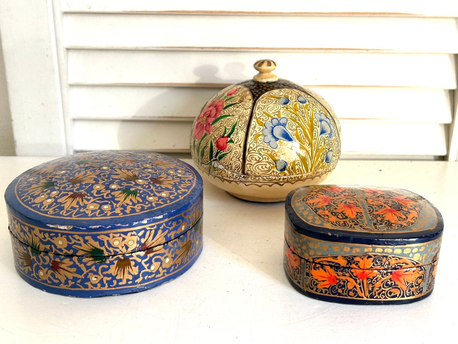 Drie vintage Kashmir papier-maché lakdoosjes handbeschilderd, Ophalen