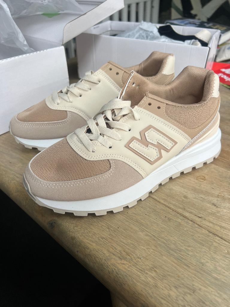 Nieuwe ongedragen in ds sneakers Nala mt 39, Beige, Nala, Nieuw, Ophalen of Verzenden