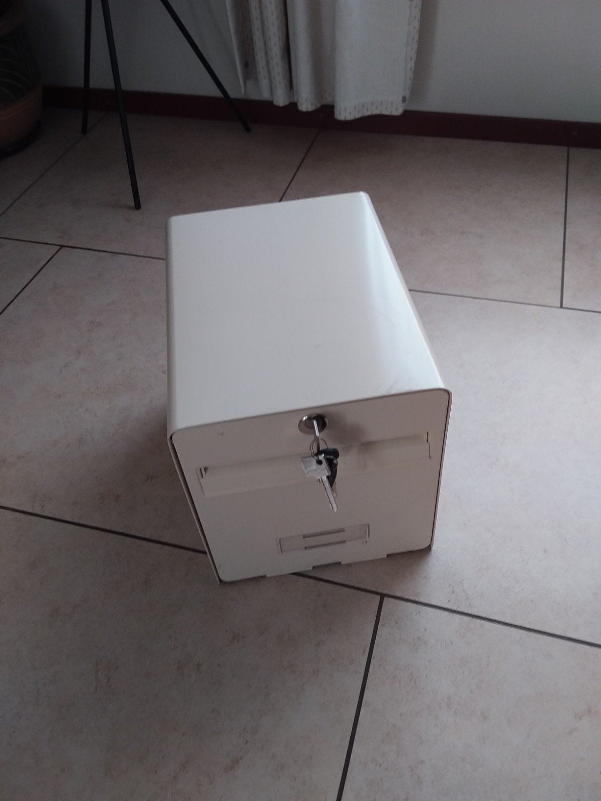 Nieuwe crèmekleurige grote brievenbus, Ophalen of Verzenden, Nieuw, IJzer, Staande brievenbus