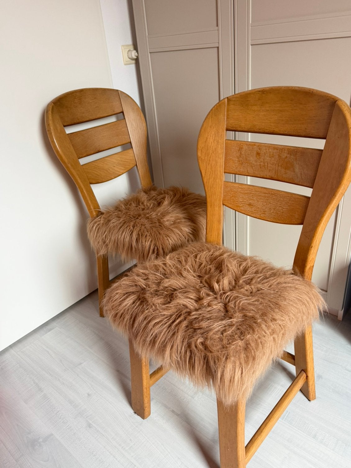 Set van 2 vintage design stoelen | Hout & faux fur | 70s, Huis en Inrichting, Gebruikt, Twee, Bruin, Ophalen of Verzenden