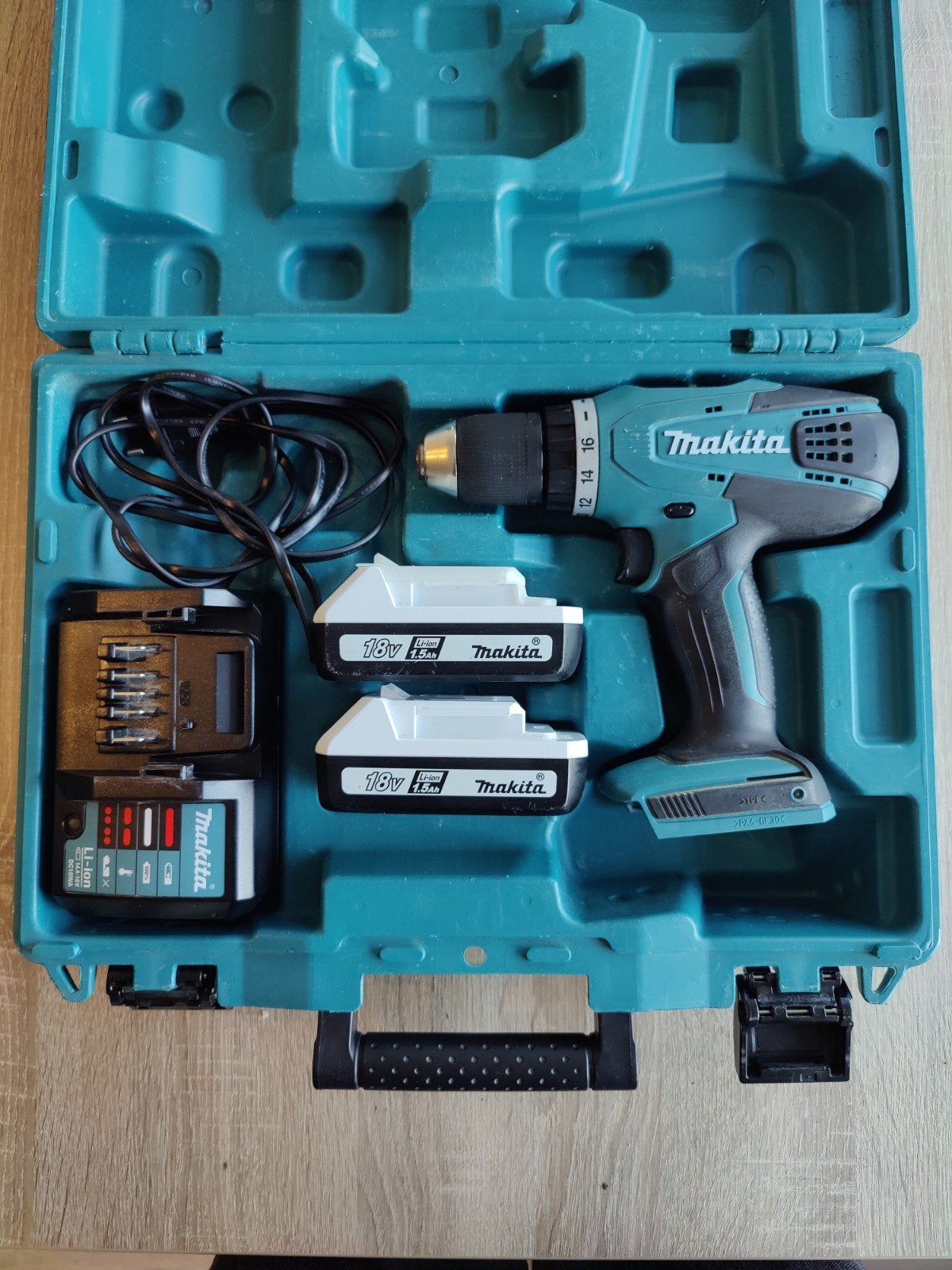 Makita 18V Accuboormachine met 2 accu's, lader en koffer