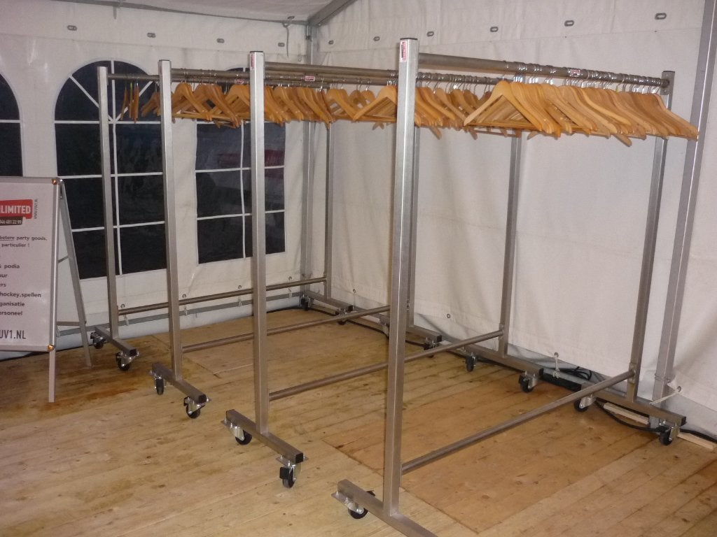 T.K. 4 verrijdbare garderobe rekken rvs incl. hangers, Ophalen, Met wielen, Zo goed als nieuw