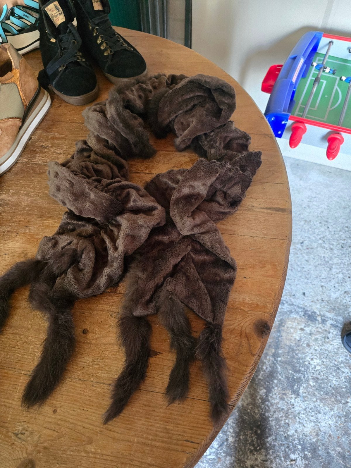 Bruine nepbont sjaal met pompons, Ophalen