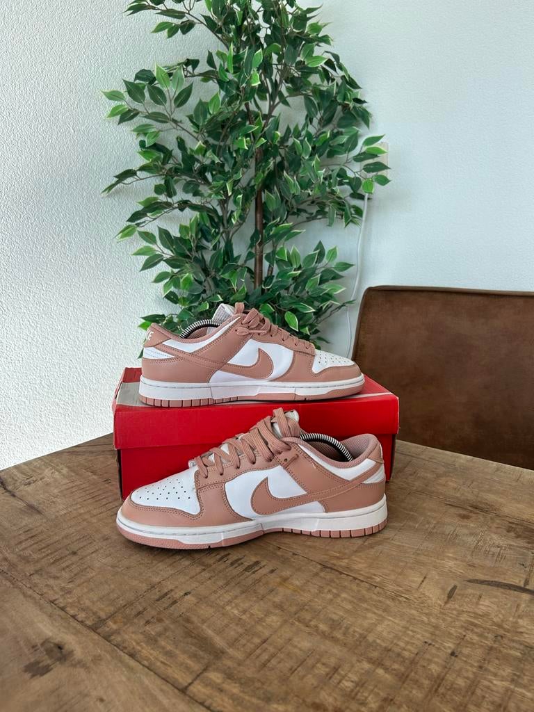 Nike dunk low maat 40,5 rose whisper, Kleding | Dames, Schoenen, Ophalen of Verzenden, Zo goed als nieuw, Roze, Sneakers of Gympen