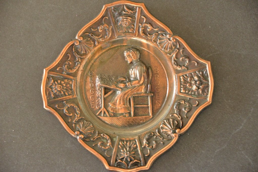 Koperen schotel. Brugge-Bruges. Tafereel: kantklosser., Metaal, Wandhanger, 14 cm, Klassiek
