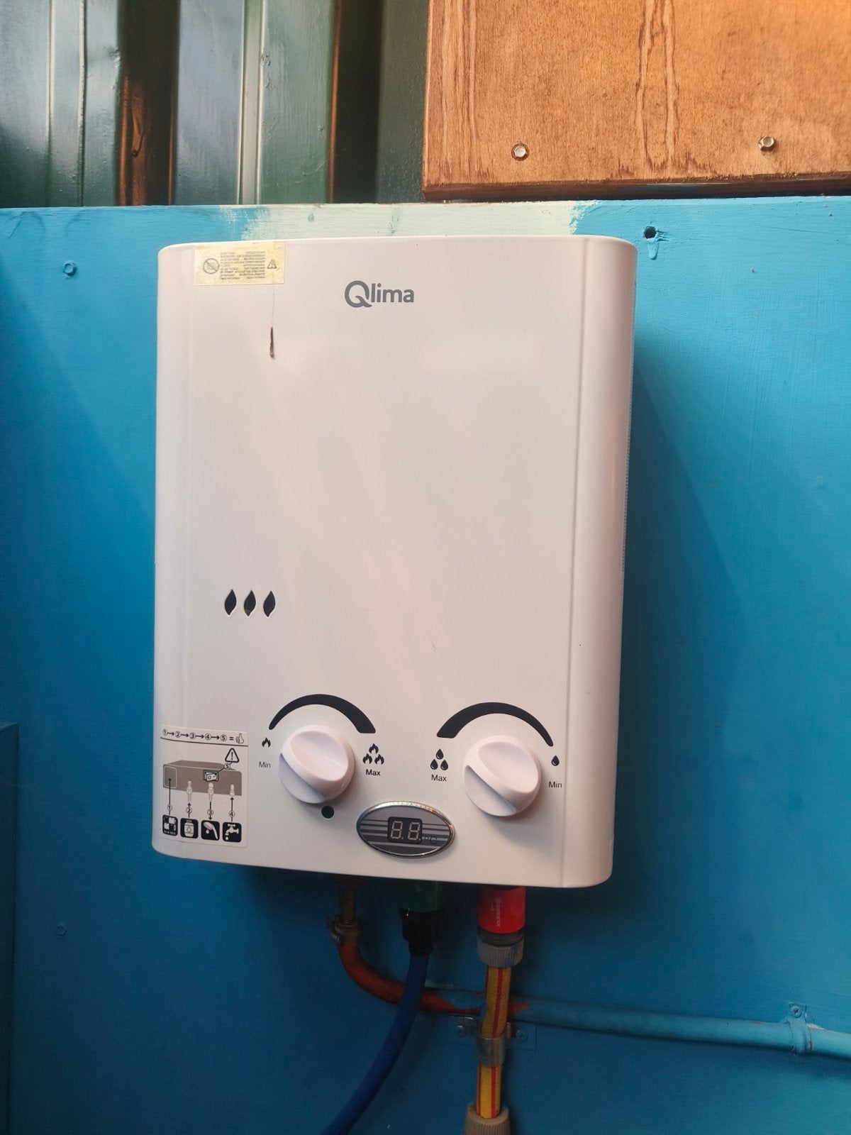 Qlima Mobiele Gasgeiser - Camping & Buitendouche, Ophalen, Geiser, Minder dan 20 liter, Propaan of Butaan