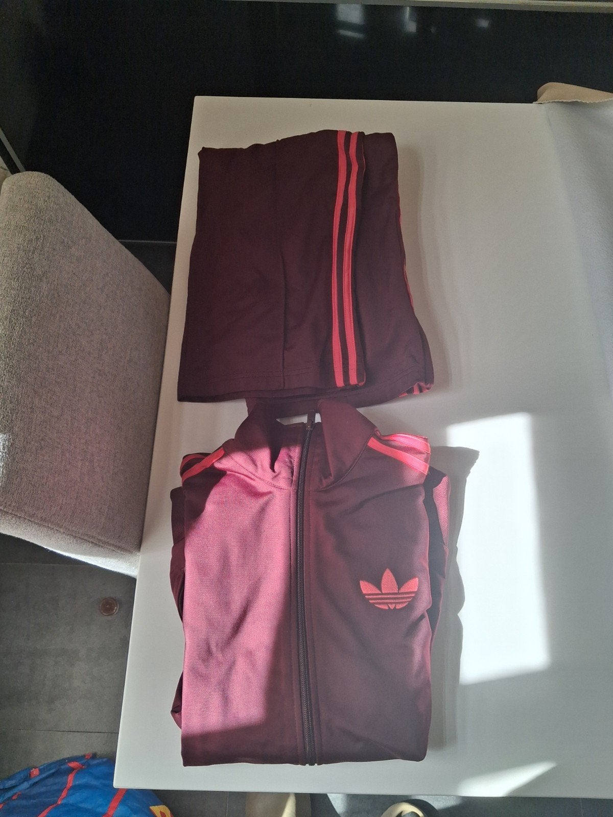 Adidas trainingspak bordeauxrood met roze strepen, Kleding | Dames, Sportkleding, Adidas, Nieuw, Ophalen of Verzenden, Fitness of Aerobics