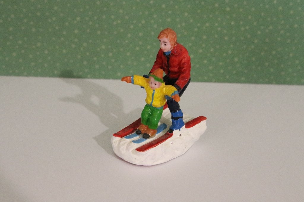 Vader leert kind skiën Lemax figurine voor kerstdorp, Diversen, Kerst, Ophalen of Verzenden