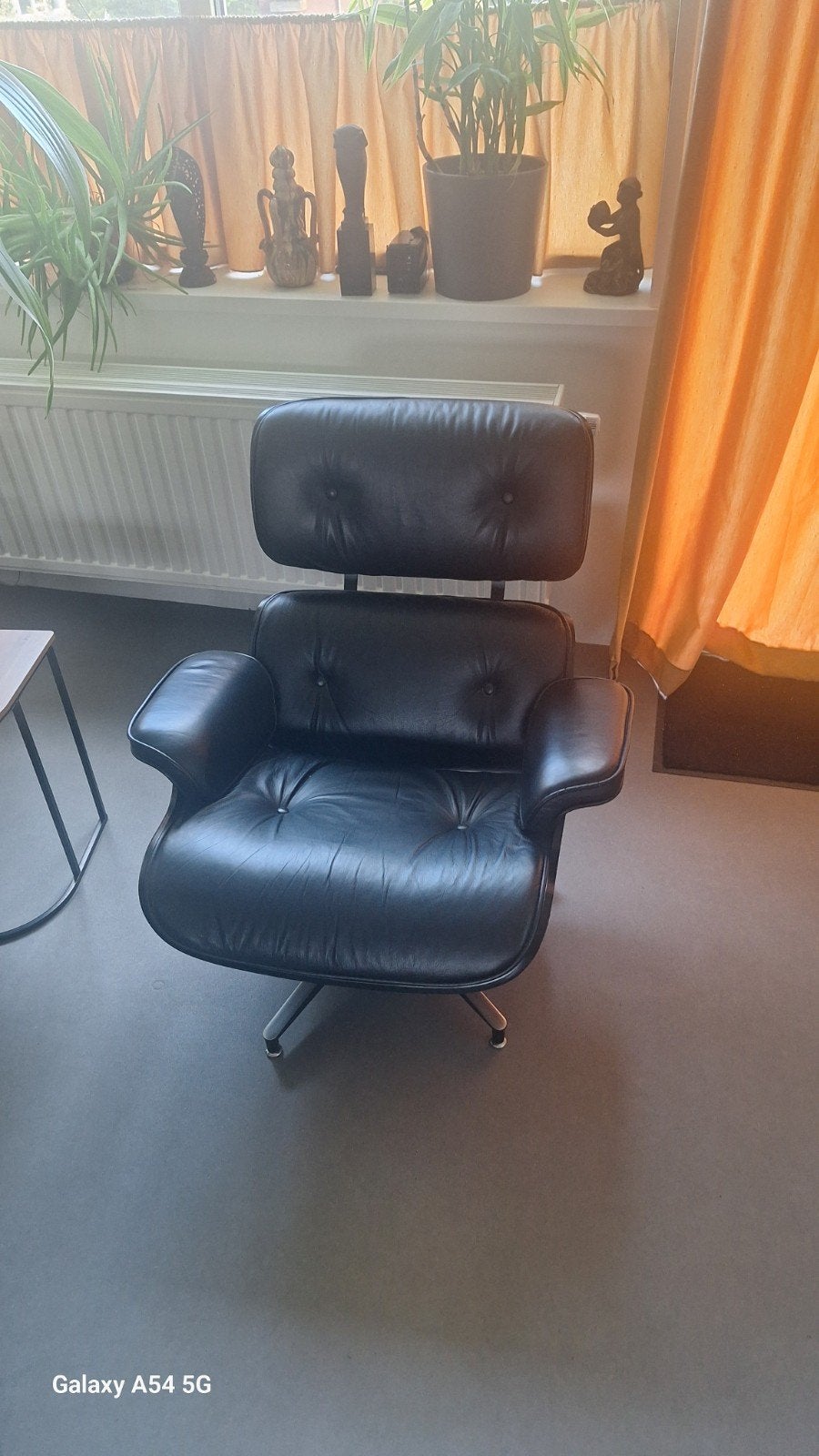 Eames Lounge Chair Replica - Zwart Leer en Hout, Huis en Inrichting, Zo goed als nieuw, 75 tot 100 cm, Ophalen, Hout