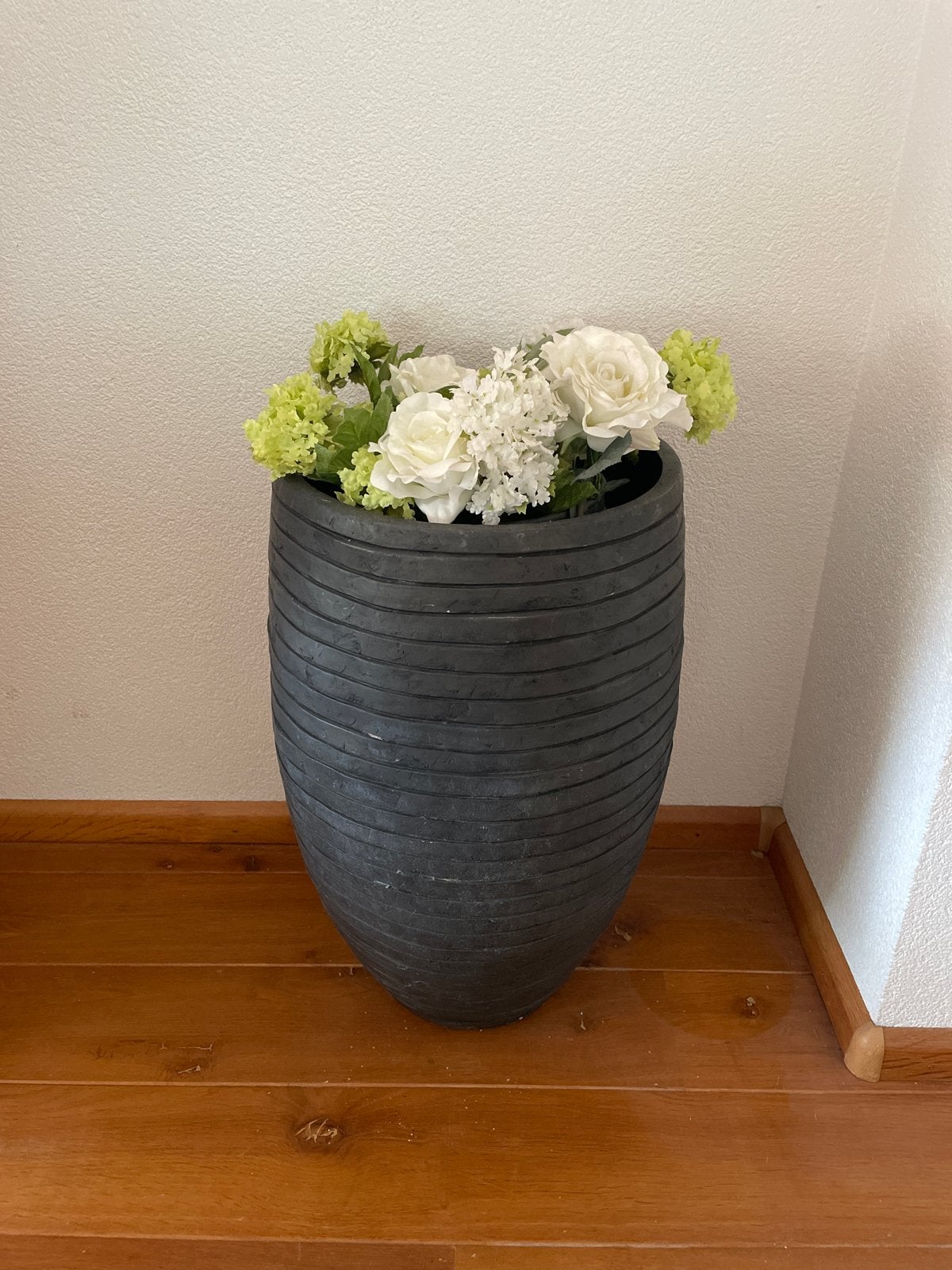 Grote vaas met bloemen, 60 cm hoog, hals 35 cm, Ophalen, Gebruikt, Zwart, Inclusief decoratie