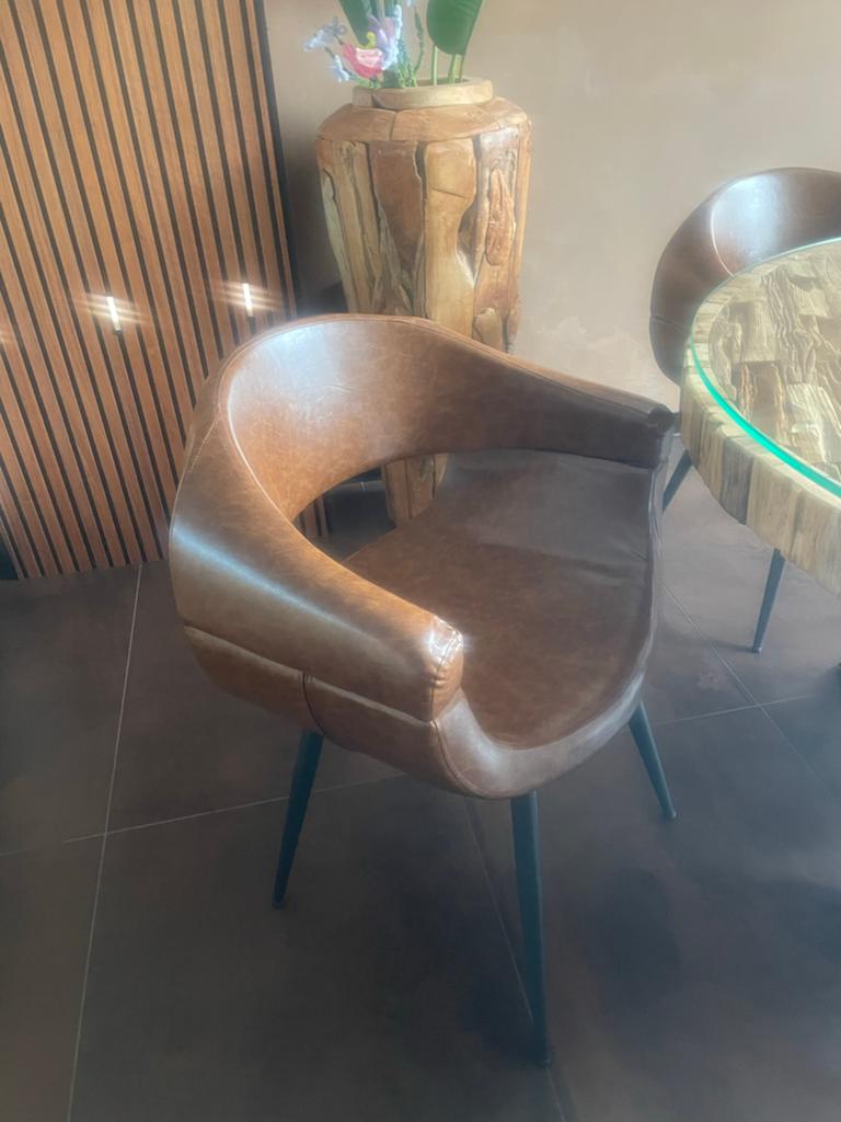 Stijlvolle bruine leren stoel met metalen poten, Huis en Inrichting, Stoelen, Zo goed als nieuw, Eén, Leer, Bruin, Ophalen