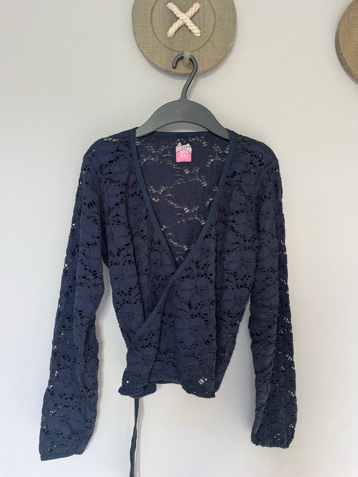 Kyra & Ko marineblauwe kanten wikkel top, Kleding | Dames, Maat 38/40 (M), Blauw, Ophalen of Verzenden, Zo goed als nieuw