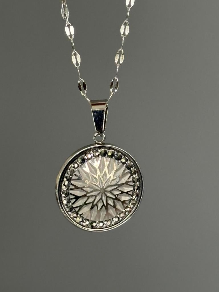 Grijze bloem mandala acryl hanger ketting, Sieraden, Tassen en Uiterlijk, Kettingen, Met hanger, Kunststof, Cariadgems@hotmail.com