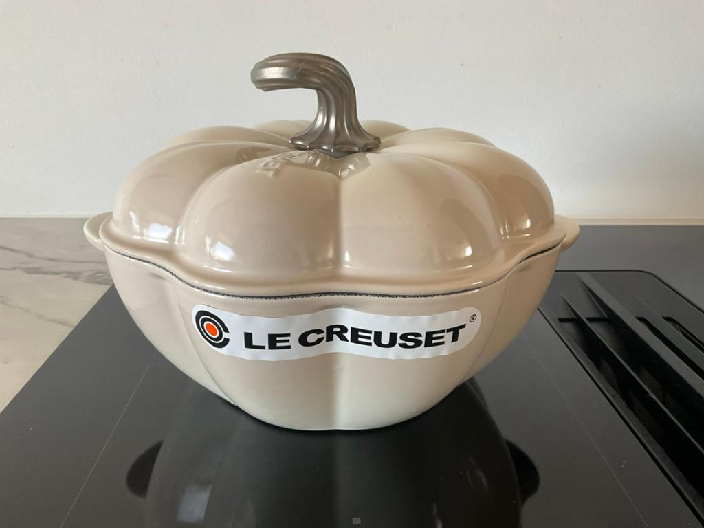 Le Creuset 22 cm pompoen, dune (créme), nieuw, Gietijzer, Nieuw, Ophalen of Verzenden, Keramische plaat