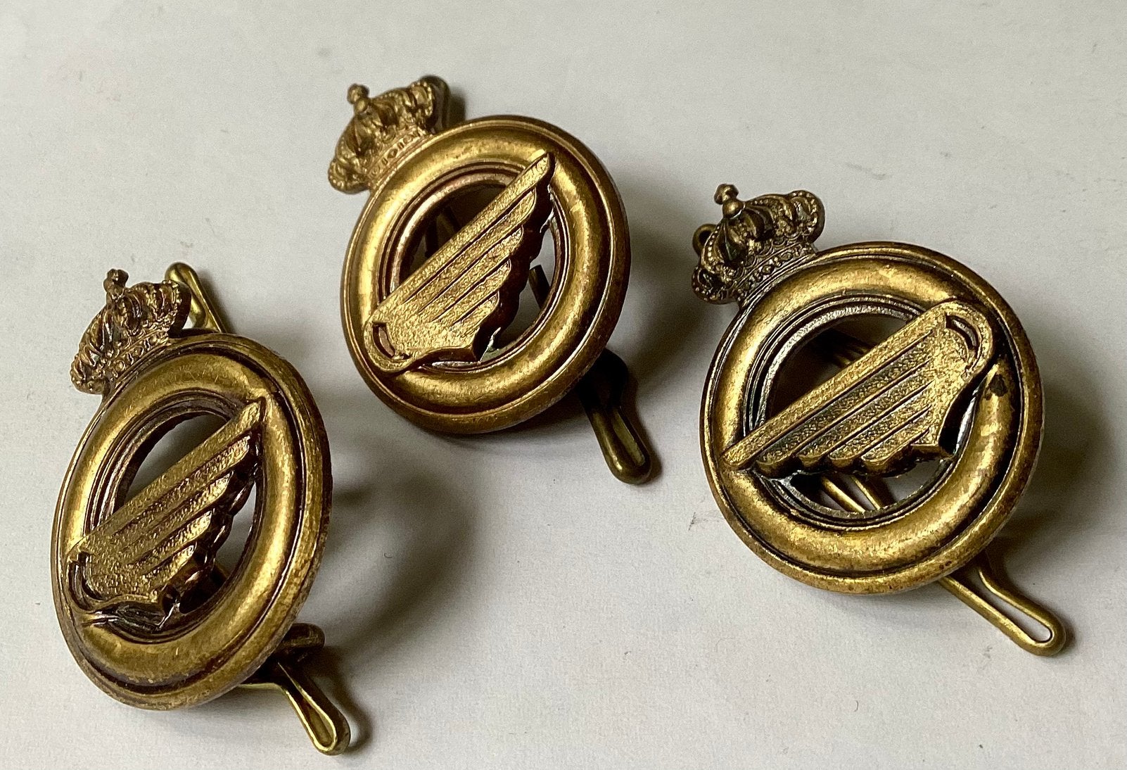 3 Messing Baret of Kraagemblemen van het Belgische Leger., Verzamelen, Ophalen of Verzenden, Landmacht, Overige gebieden, Embleem of Badge