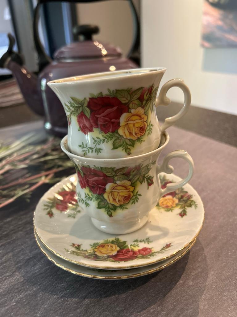 2x Royal China kop en schotel met rozenmotief, Ophalen of Verzenden