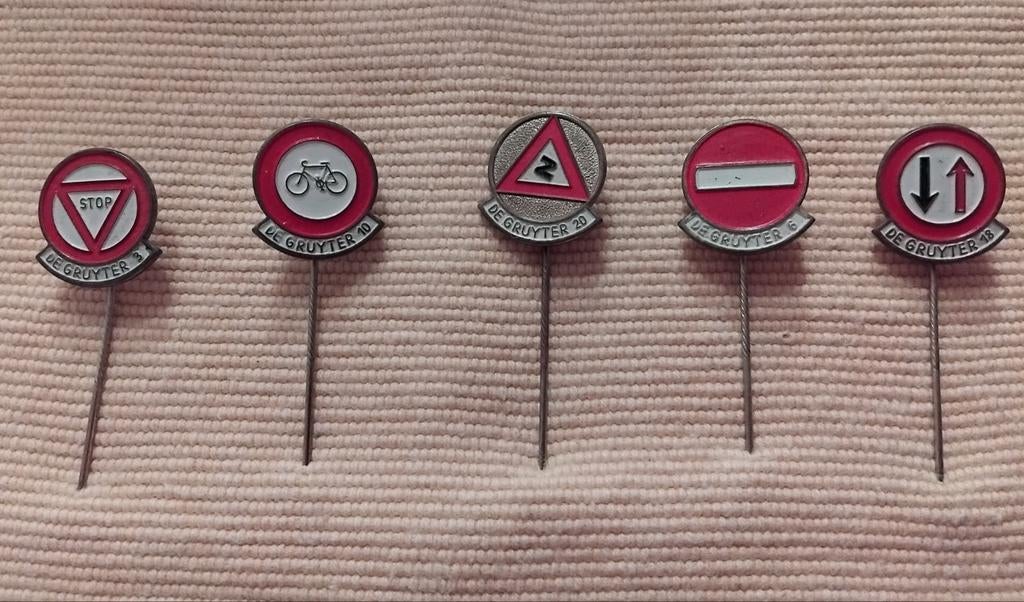5 vintage De Gruyter metalen/emaille verkeersbord speldjes, Ophalen of Verzenden, Gebruikt, Transport, Speldje of Pin
