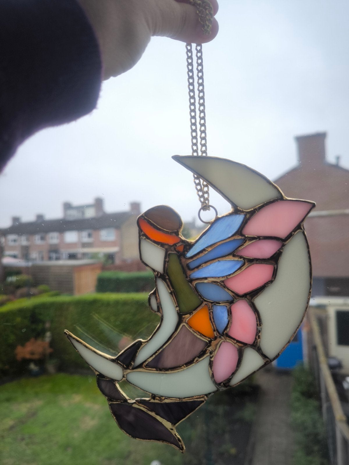 Handgemaakte glas-in-lood maanfee raamhanger, Meerkleurig, Overige stijlen, Ophalen of Verzenden, Zo goed als nieuw