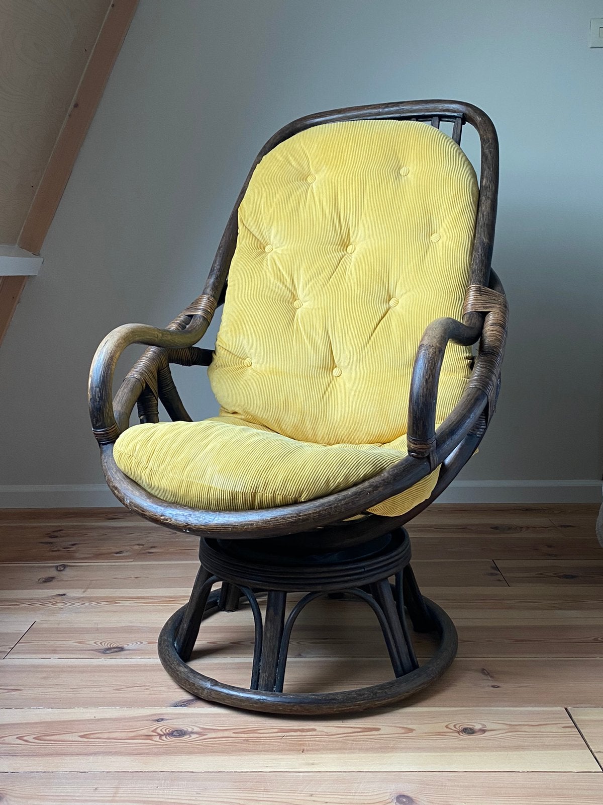 Retro bamboe draaistoel / fauteuil. Geel kussen, vintage, Huis en Inrichting, Stoelen, Ophalen, Gebruikt, Bruin, Vintage