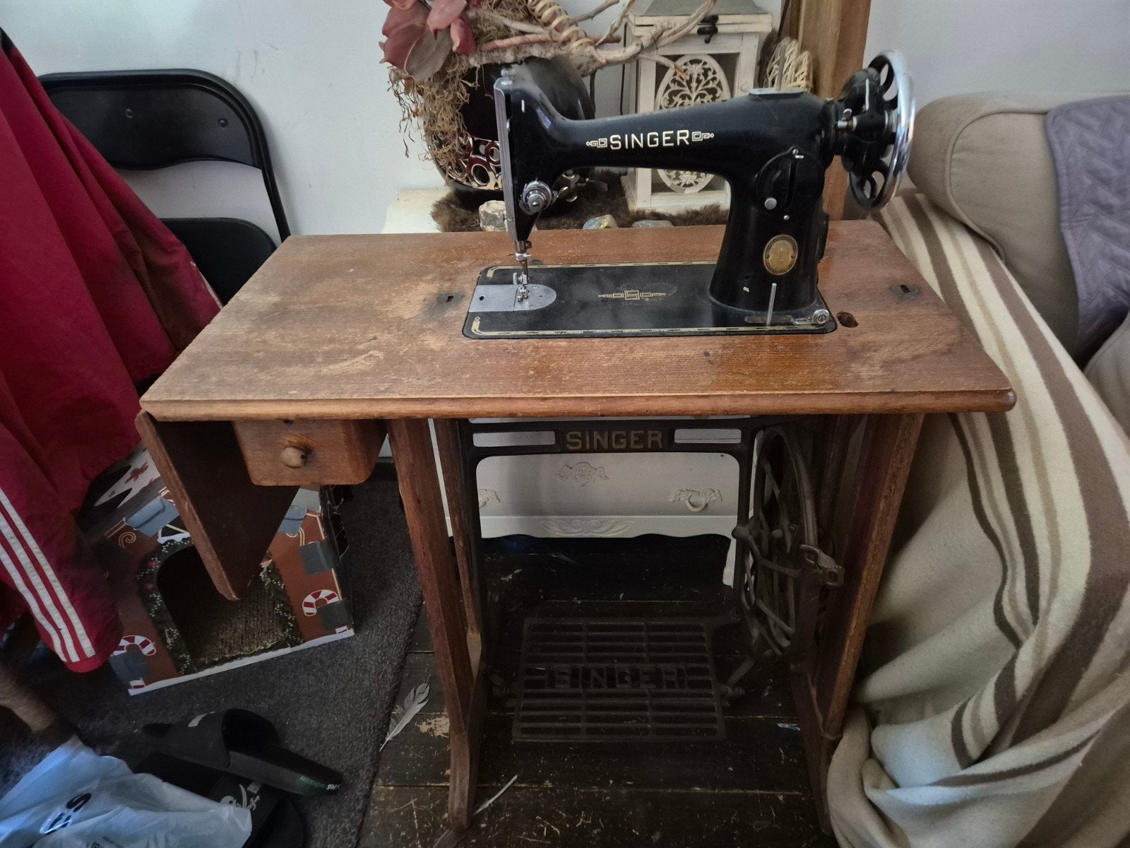 Antieke Singer Naaimachine met Tafel en Accessoires, Ophalen