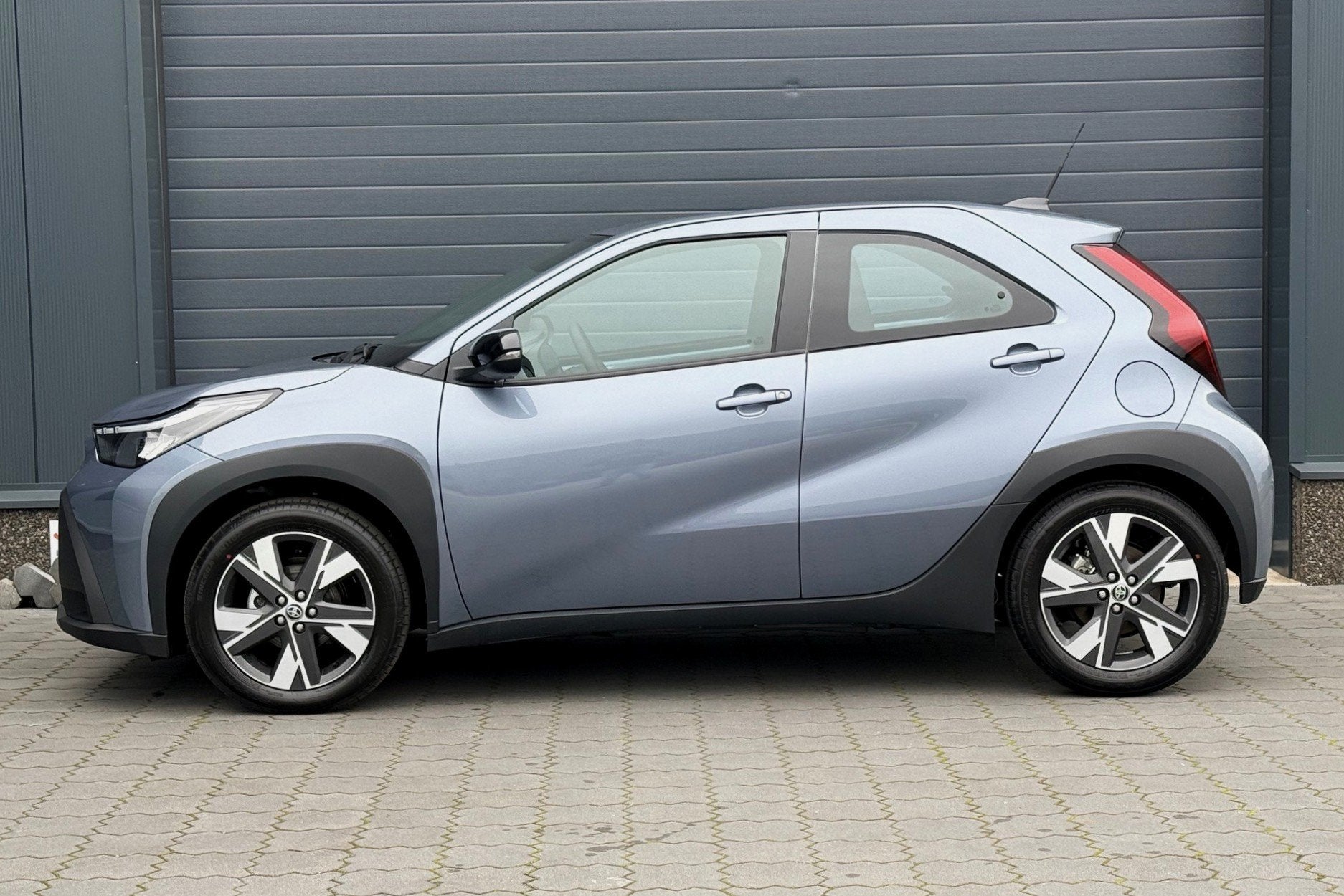 Toyota Aygo X Hybrid 115 pulse 17" STOELVERWARMING LED CARPL, Auto's, Dealer onderhouden, Stof, Gebruikt, Zwart