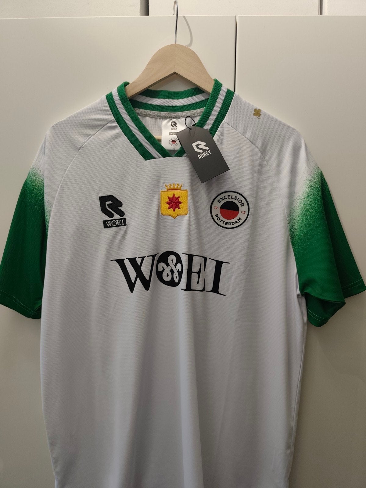 Excelsior x WOEI Warming-Up Shirt XL (Nieuw), Robey Sportswear x WOEI, Wit, Ophalen of Verzenden, Voetbal
