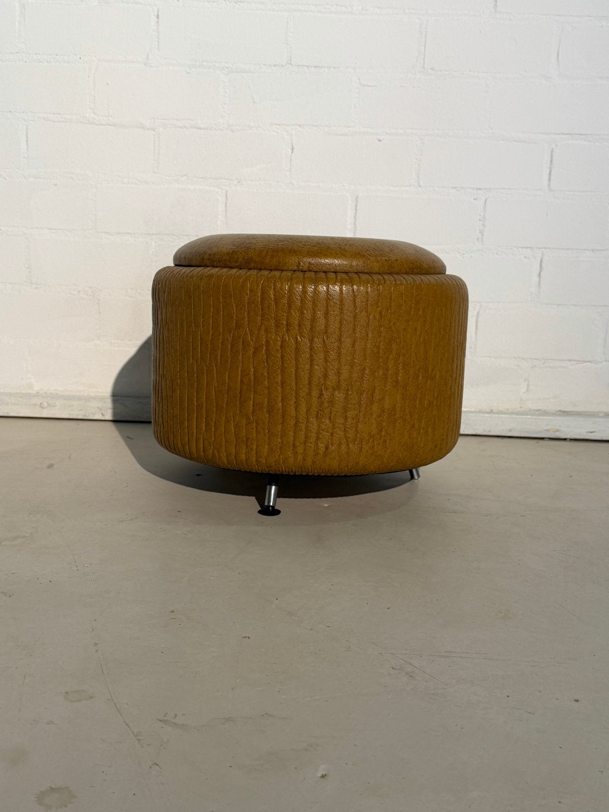 Vintage Okergele Poef met Opbergruimte - Mid-Century Design, Gebruikt, Geen, Ophalen of Verzenden, Minder dan 50 cm