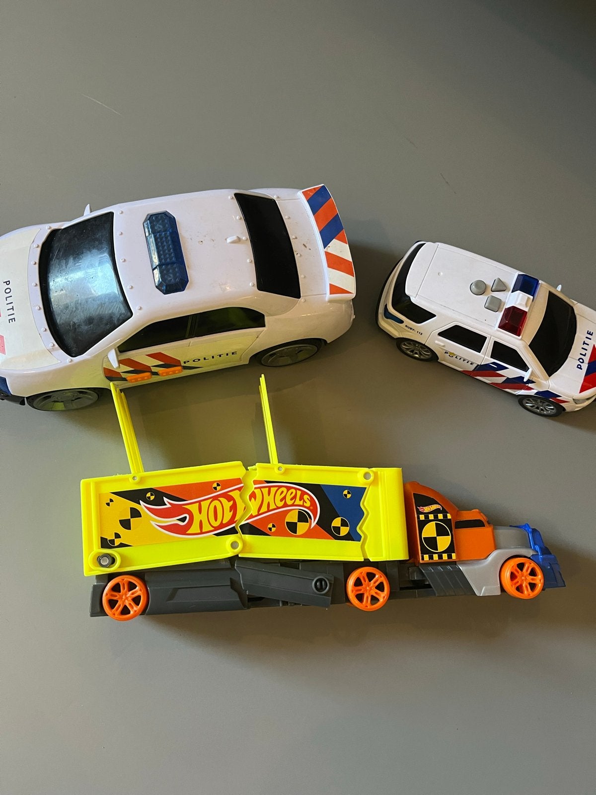 Teab Hotwheels vrachtauto met 2 politieauto's, Ophalen of Verzenden, Zo goed als nieuw