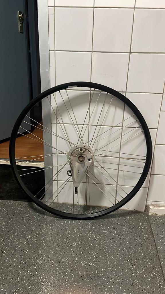 voorwiel 28 inch met naafdynamo, Ophalen, Zo goed als nieuw