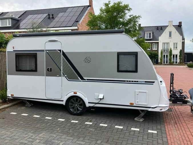Knaus 450 FU sport e-power (2023) airco, mover& Thule luifel, Caravans en Kamperen, Caravans, Rondzit, Frans bed, Airco, Particulier