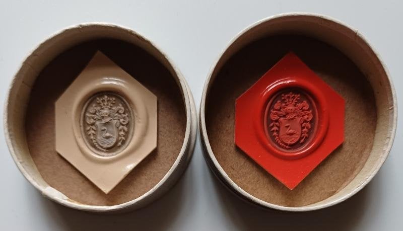 2 Antiek zeldzaam rode en witte lakzegels familiewapen, Ophalen of Verzenden