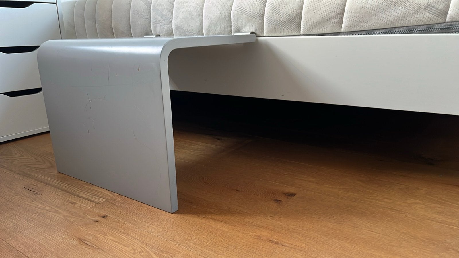 Auping auronde bed tafeltje - lichtgrijs - in gped staat, Ophalen, Overige materialen, Gebruikt, Tweepersoons