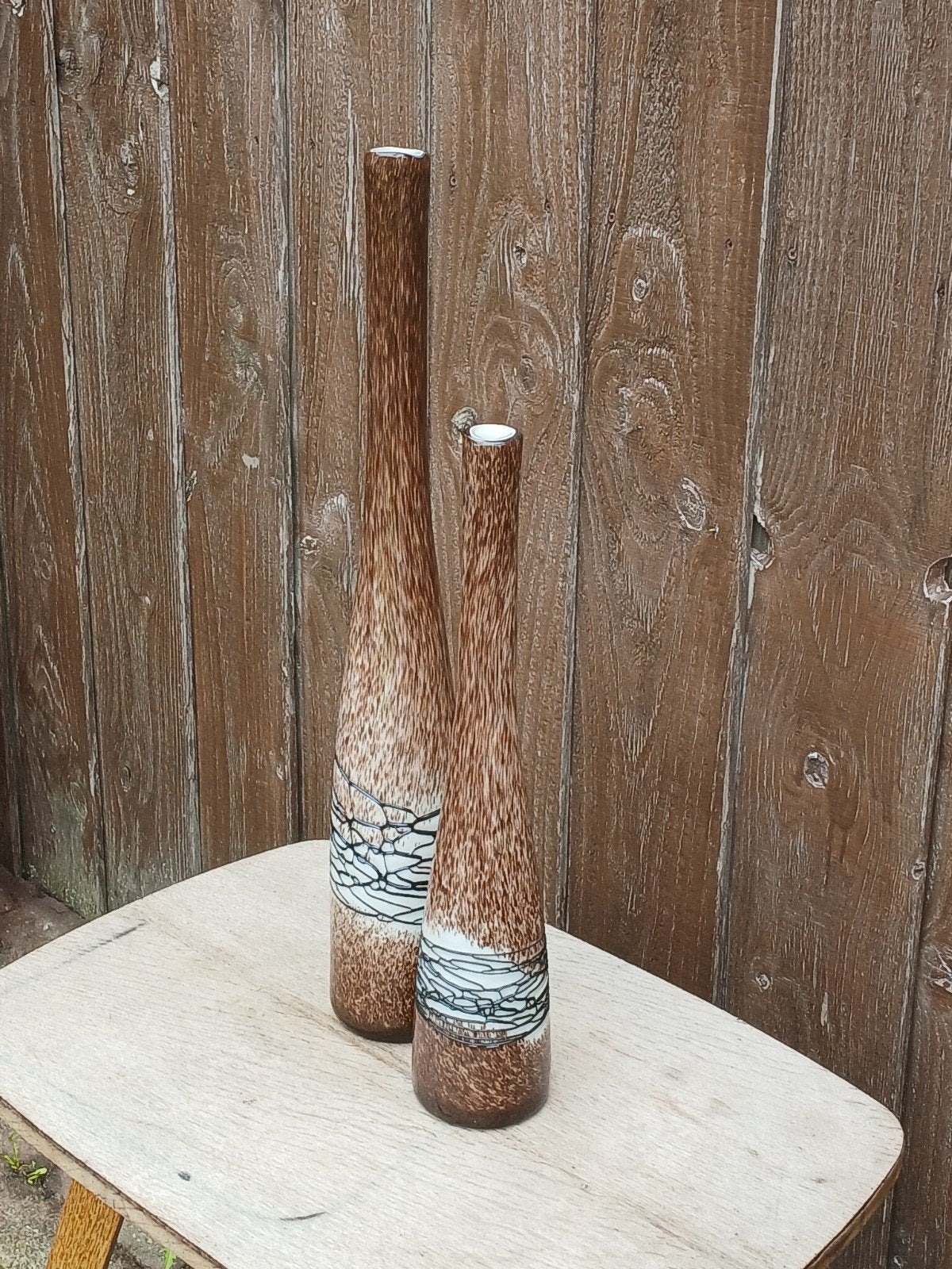 Set van 2 Vintage Glazen Vazen - Bruin met Filigraan Decor, Antiek en Kunst, Ophalen of Verzenden