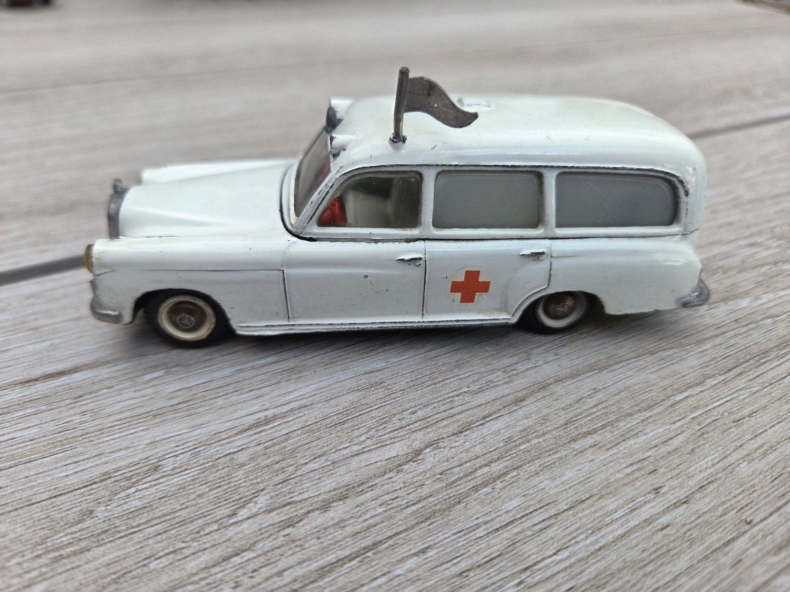 Tekno Denmark Mercedes-Benz 220 S Ambulance, Hobby en Vrije tijd, Overige merken, Auto, ., Groter dan 1:32