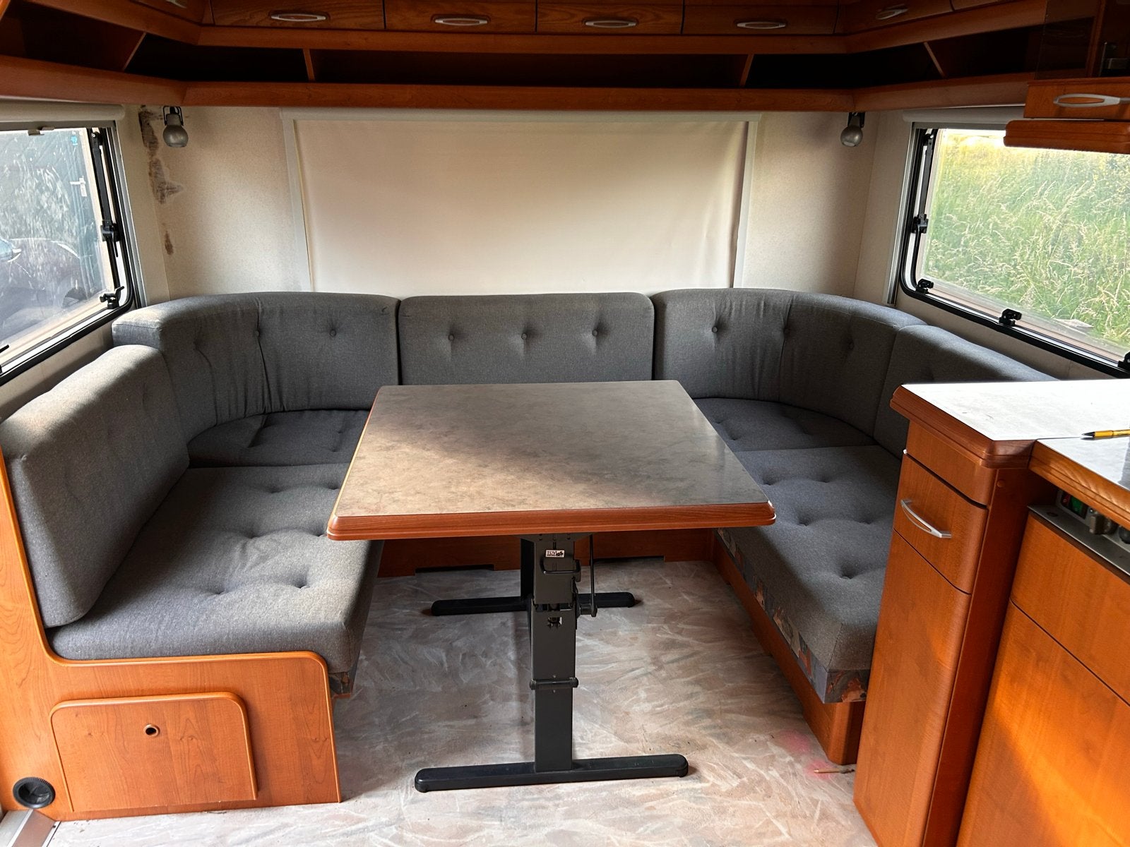Hobby Caravan Rondzit Kussens met Verstelbare Tafel, Ophalen, ., Zo goed als nieuw, .