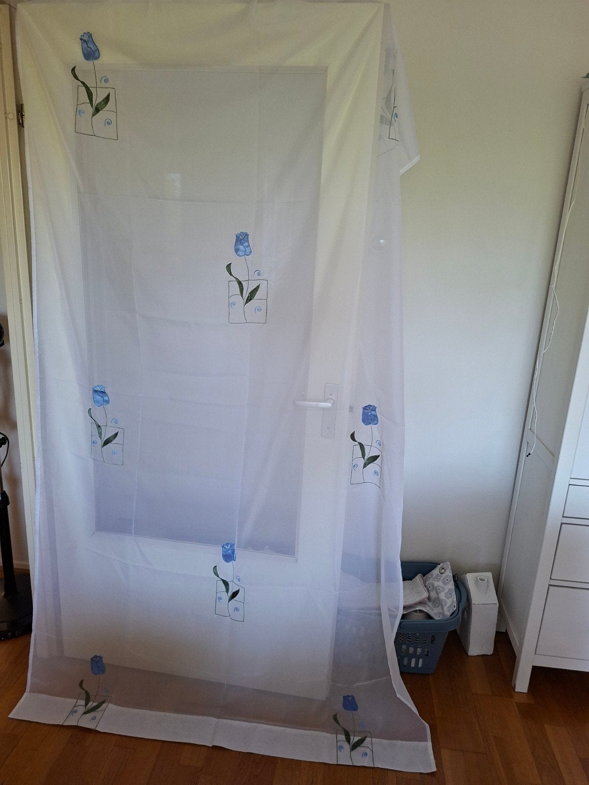 Set van 2 dunne witte polyester gordijnen met tulpen, Gebruikt, Wit, Ophalen of Verzenden, Lichtdoorlatend