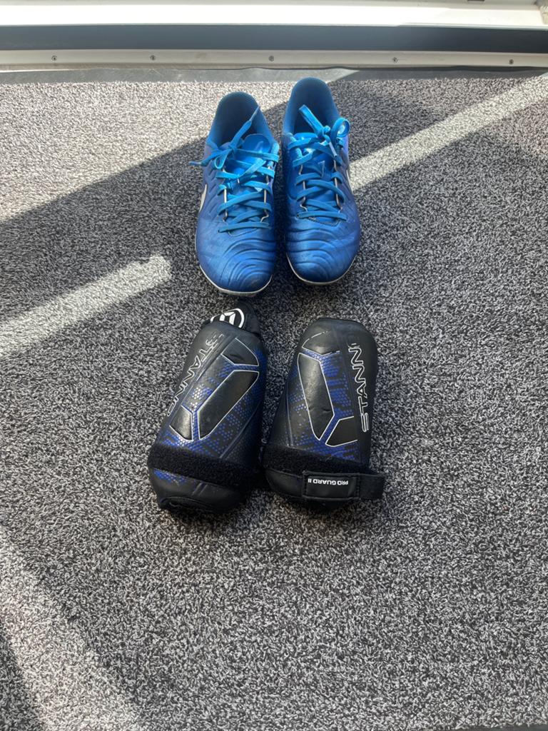 Voetbalschoenen maat 36 met scheenbeschermers, Sport en Fitness, Voetbal, Ophalen of Verzenden, Gebruikt, Schoenen