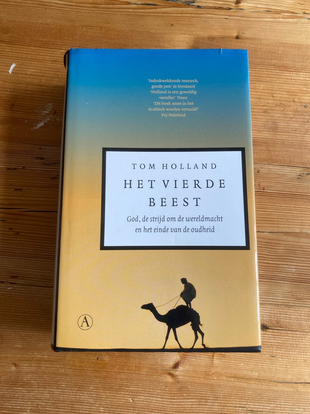 Het Vierde Beest - Tom Holland (2012), Ophalen of Verzenden, 20e eeuw of later, Gelezen