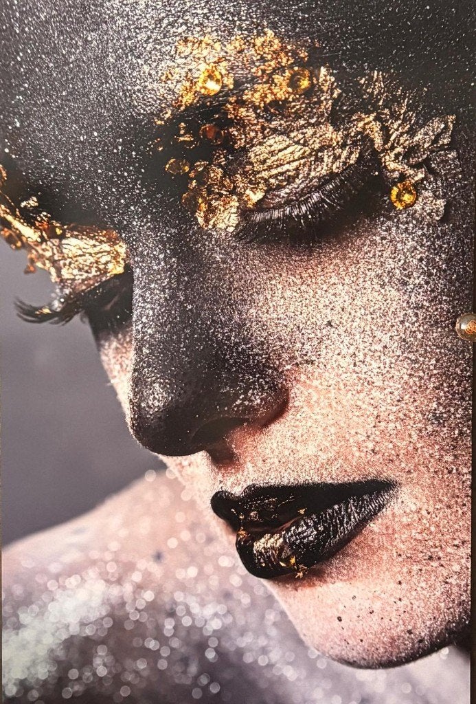 AluArt Girl Black Gold Face XXL 120x180 cm – Dibond, Ophalen, Metaal, 180 cm, Wandhanger