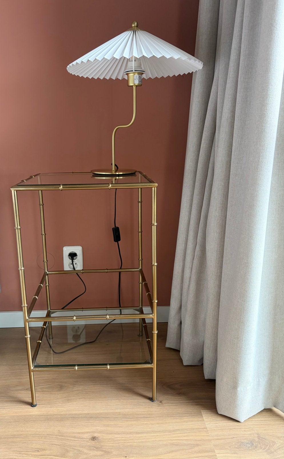 Bijzettafeltjes / nachtkastjes glas & goud 2st, Huis en Inrichting, Ophalen, Minder dan 45 cm, Minder dan 55 cm, Glas