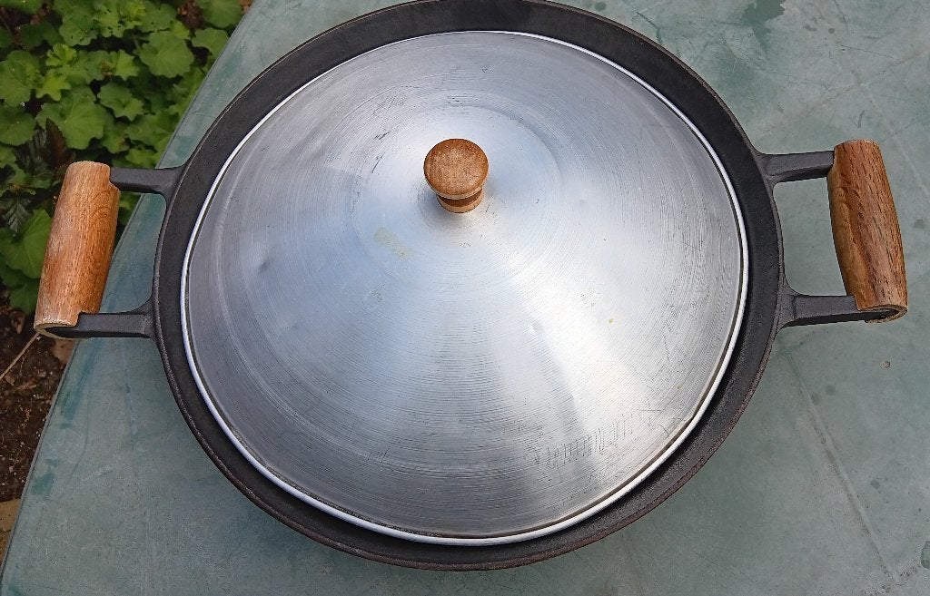 Super gietijzeren wok met houten grepen en deksel (G269), Gietijzer, Ophalen of Verzenden, Zo goed als nieuw, Met handvatten