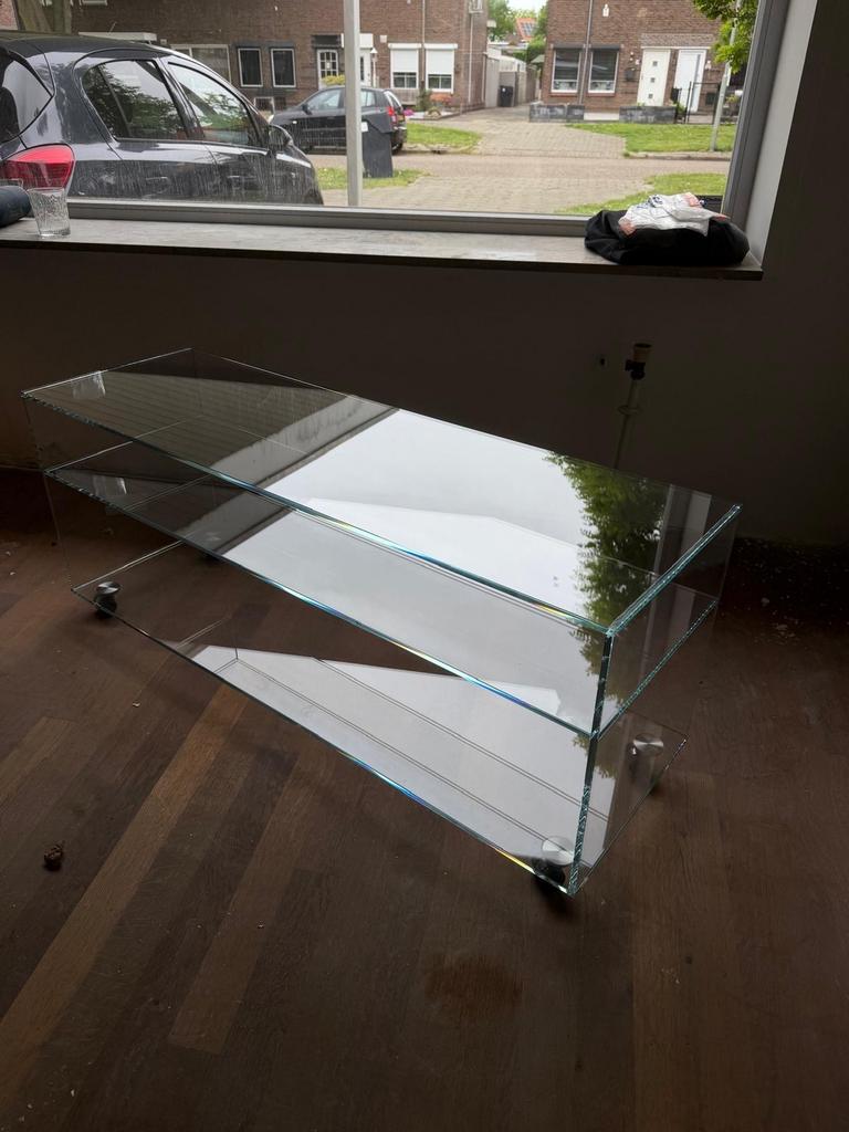 Glazen TV-meubel / Salontafel met wieltjes, Gebruikt, 100 tot 150 cm, Ophalen of Verzenden, Glas