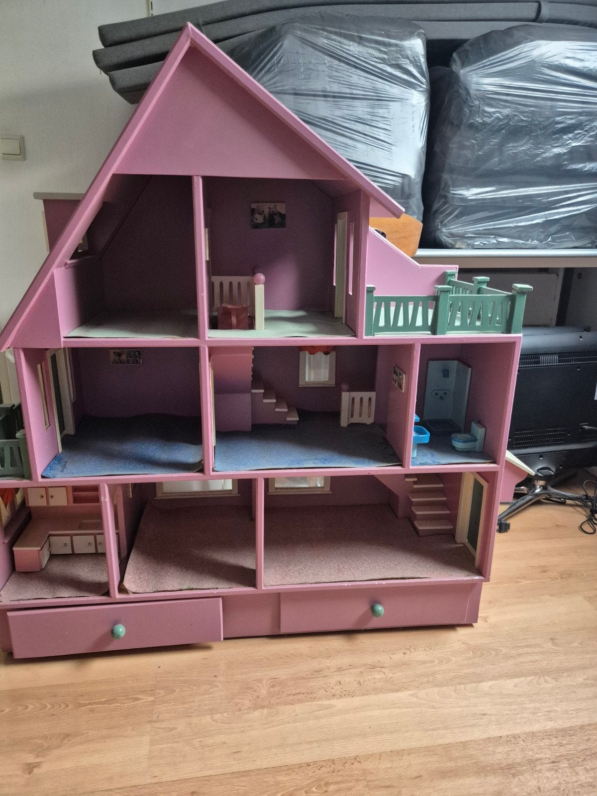 Groot houten poppenhuis met lades en balkon, Ophalen, Gebruikt, Poppenhuis