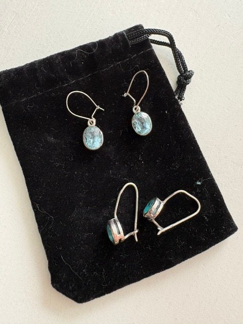 Twee paar zilveren lichtblauwe oorbellen, Ophalen of Verzenden, Zo goed als nieuw, Blauw, Zilver
