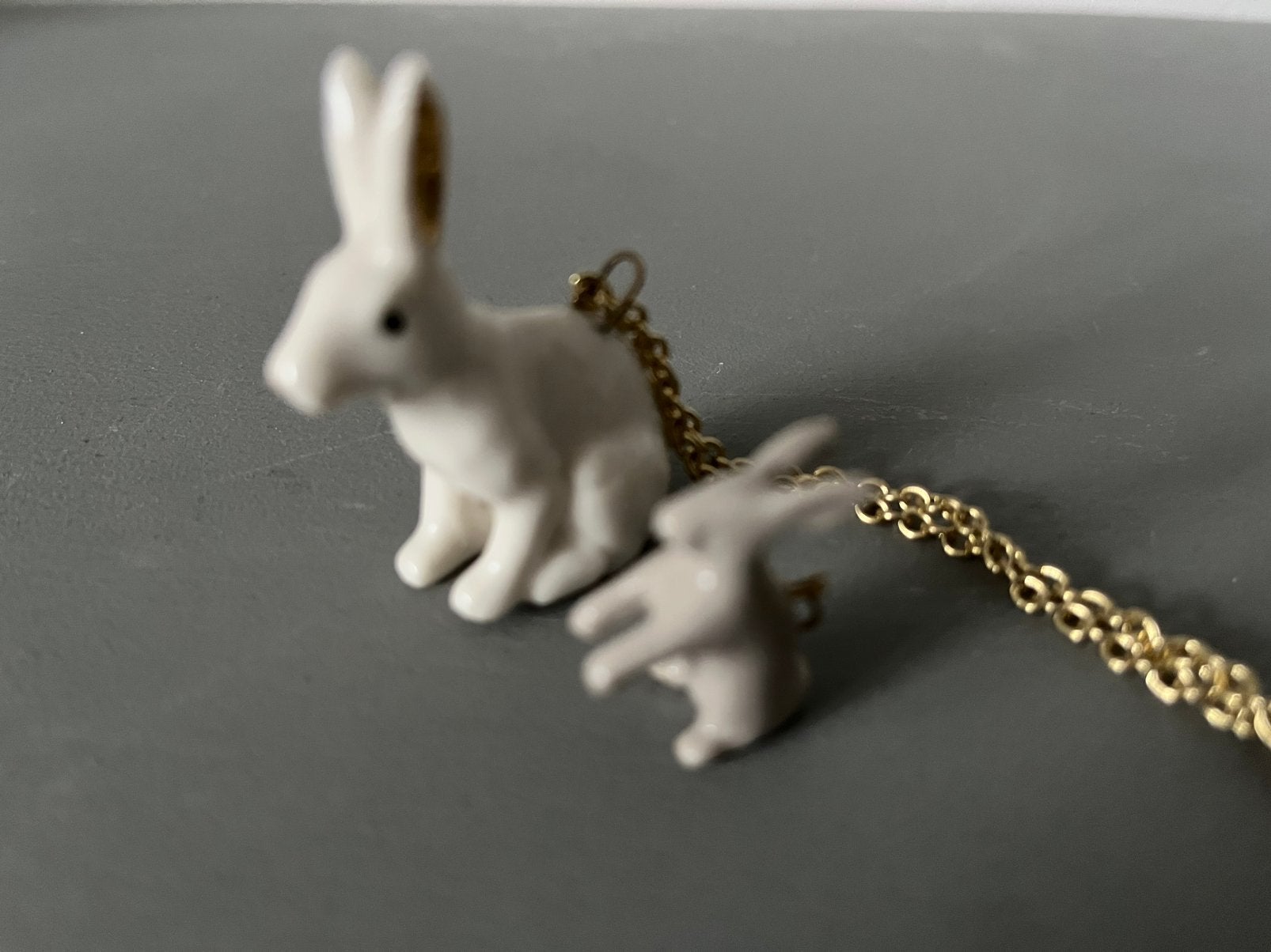 Nketting met hanger konijn, haas, Ophalen of Verzenden, Zo goed als nieuw, Grijs, Overige materialen