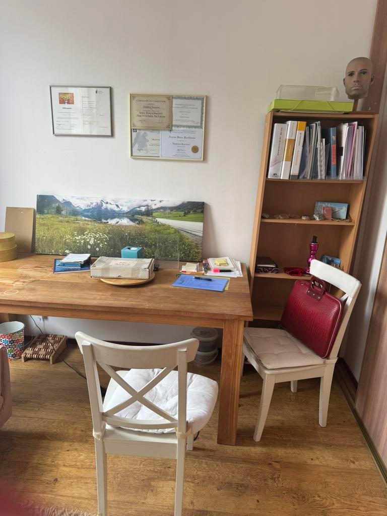 Massief houten tafel, Billy boekenkast, twee houten stoelen, Huis en Inrichting, Complete eetkamers, Ophalen, Zo goed als nieuw
