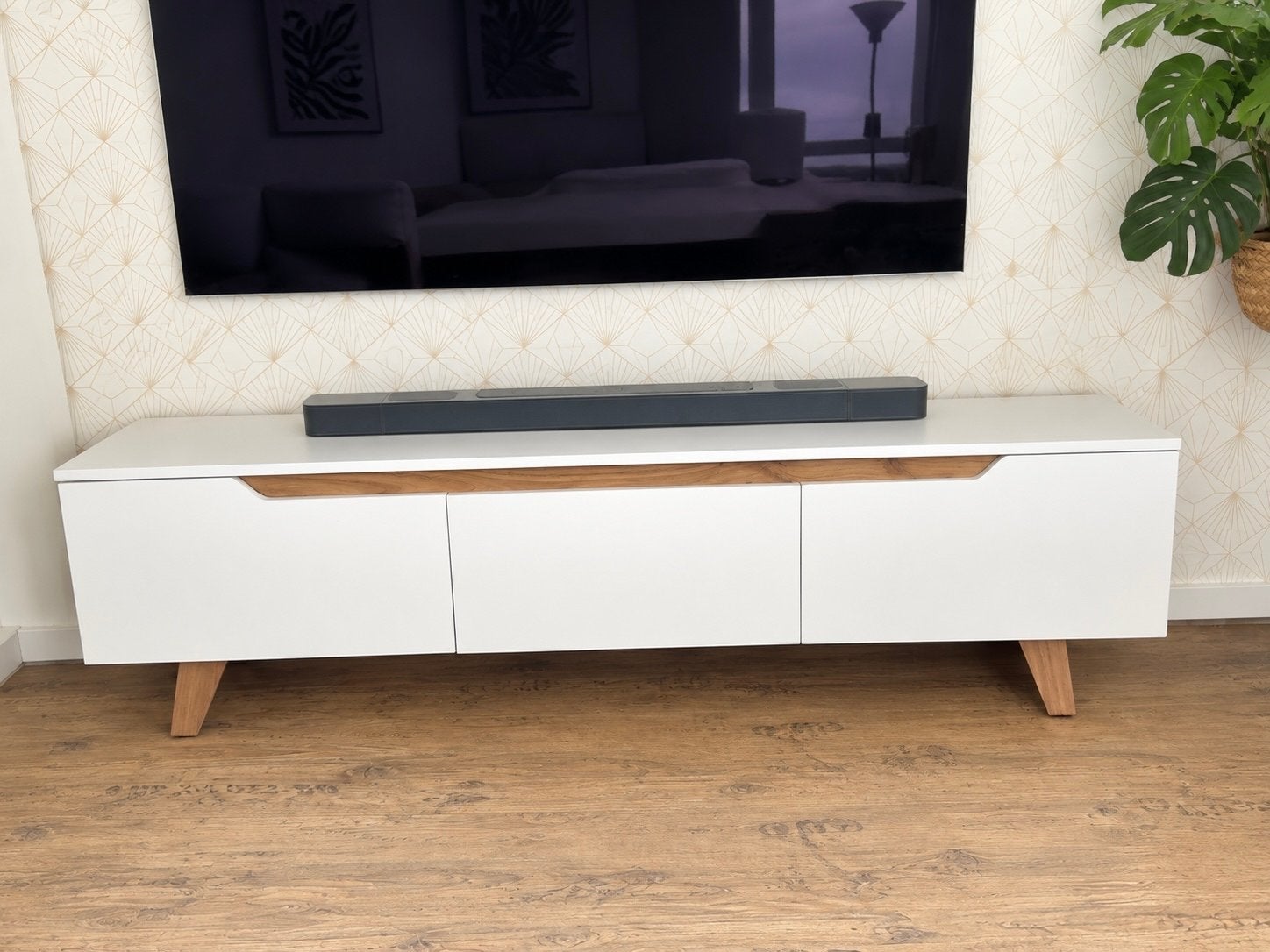 Modern TV-meubel wit met houtaccenten, Ophalen, Overige materialen, 150 tot 200 cm, Zo goed als nieuw