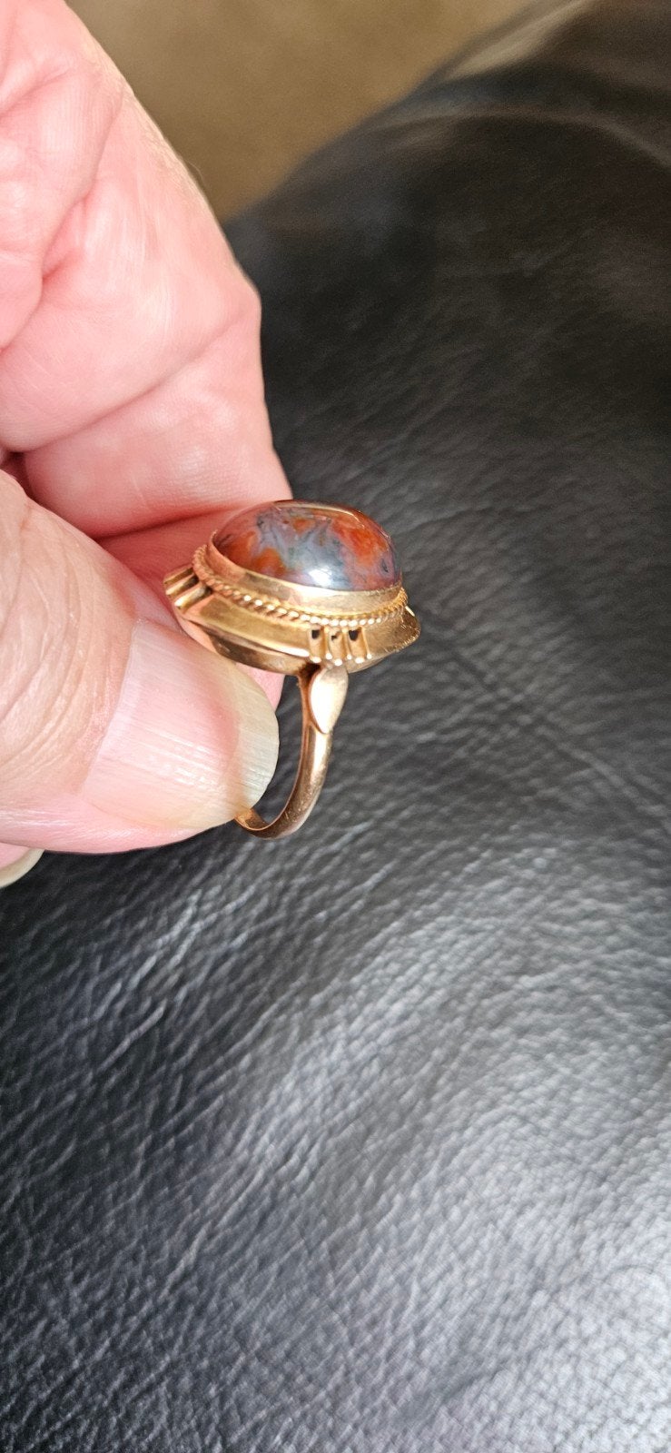 Gouden dames ring 14 kr heel apart met mosagaat steen, 18 tot 19, Ophalen of Verzenden, Zo goed als nieuw, Dame